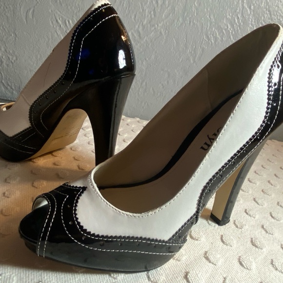 Vintage KAROLYN Black and white Spectator Pumps - Picture 13 of 16